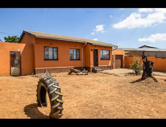 3 BEDROOM FREEHOLD FOR SALE IN MEADOWLANDS EAST